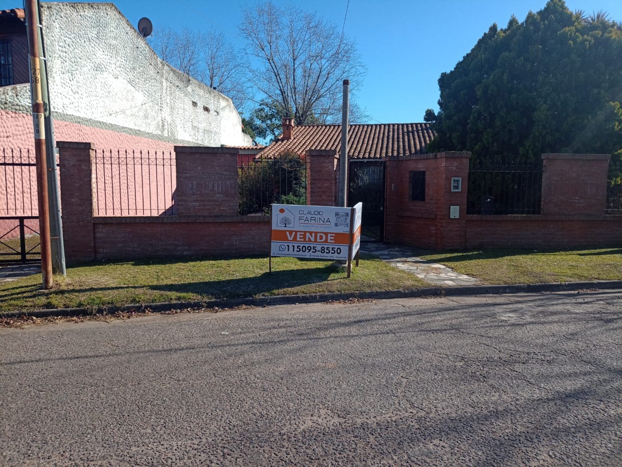 CHALET EN VENTA DE 5 AMBIENTES CIRC. 1ra. SECC.1ra  - CIUDAD EVITA