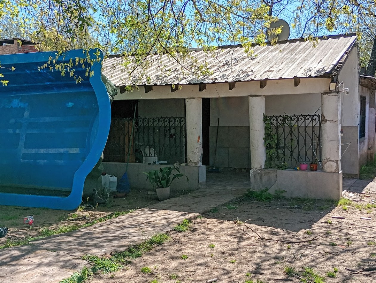 VENTA DE CASA + 2 LOCALES + UN DEPARTAMENTO.  GONZALEZ CATAN. 