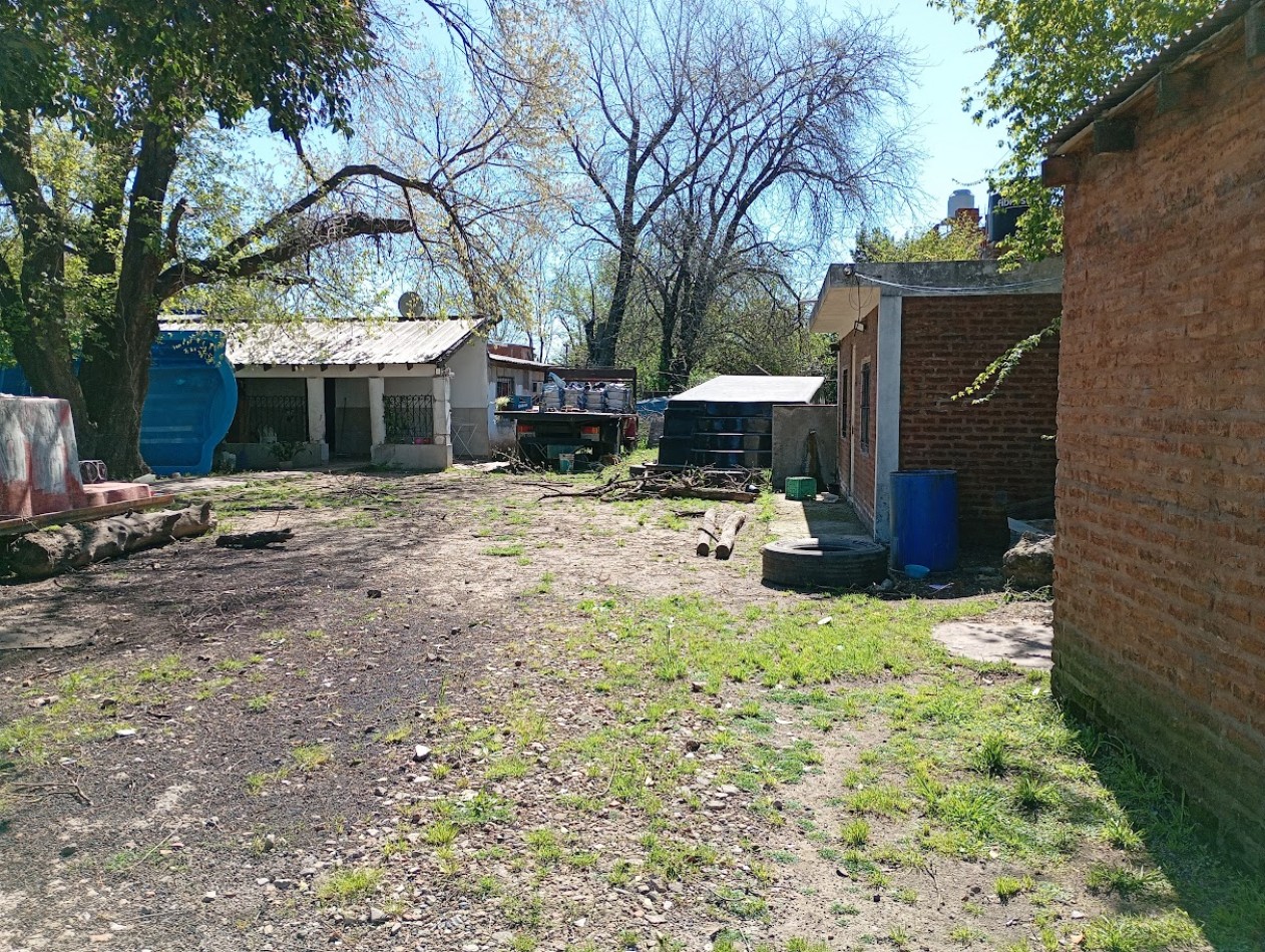 VENTA DE CASA + 2 LOCALES + UN DEPARTAMENTO.  GONZALEZ CATAN. 