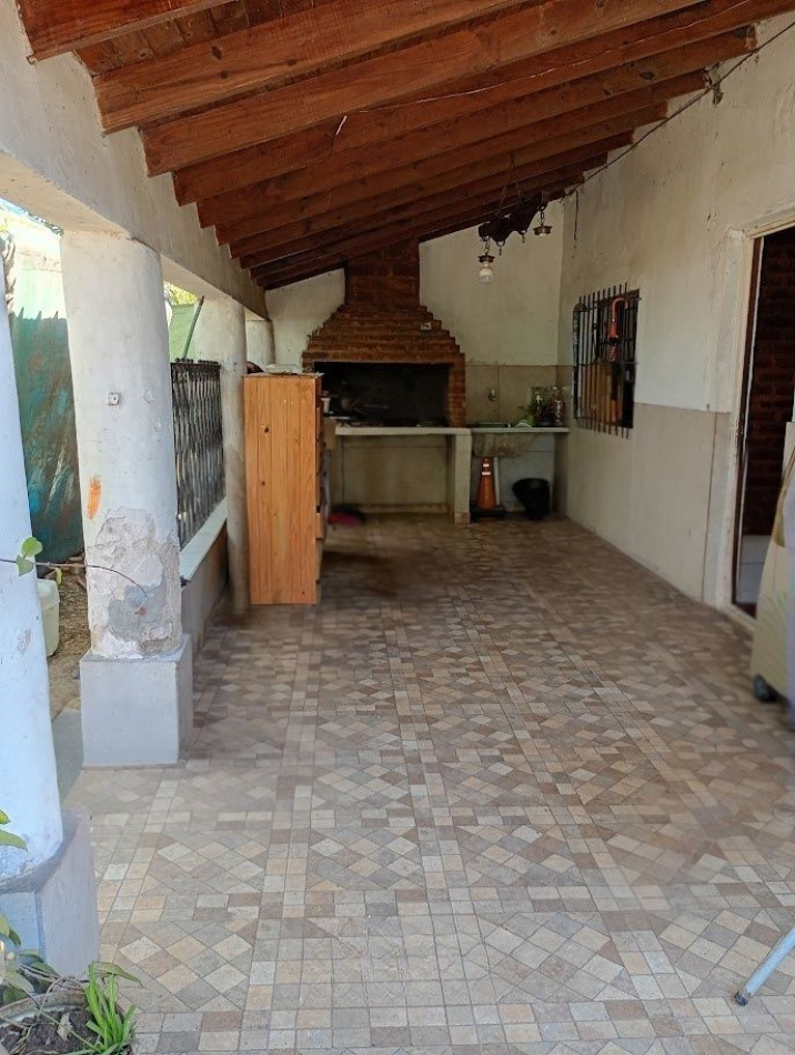 VENTA DE CASA + 2 LOCALES + UN DEPARTAMENTO.  GONZALEZ CATAN. 