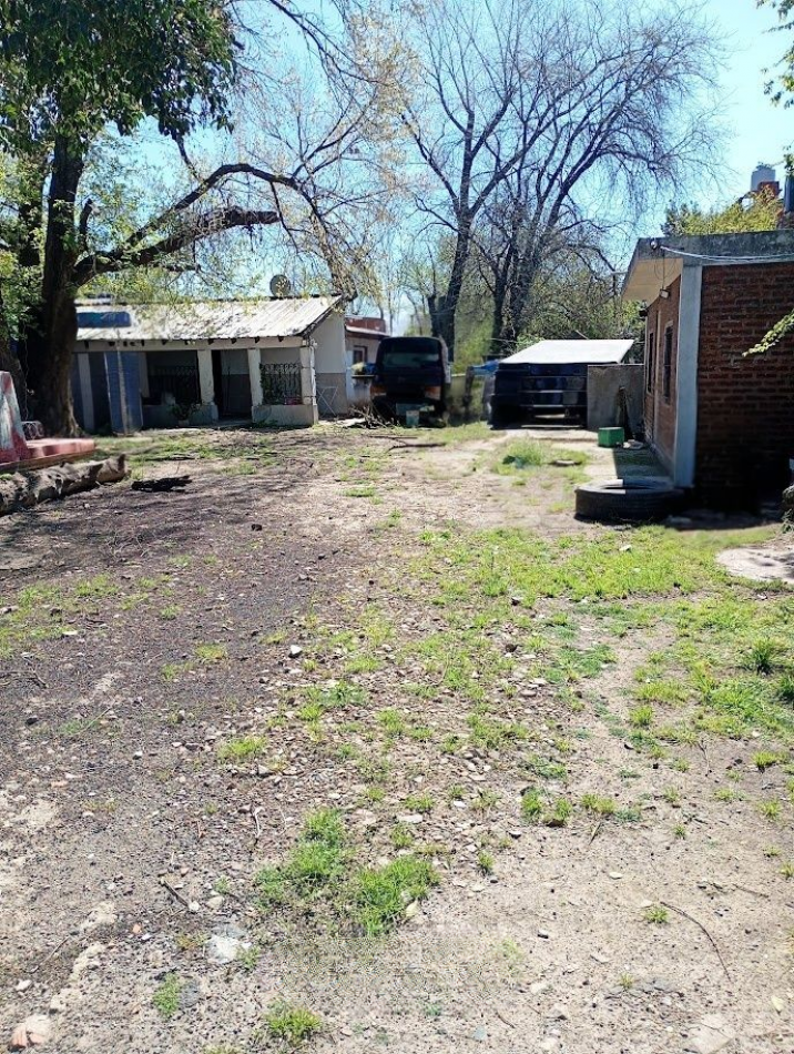 VENTA DE CASA + 2 LOCALES + UN DEPARTAMENTO.  GONZALEZ CATAN. 