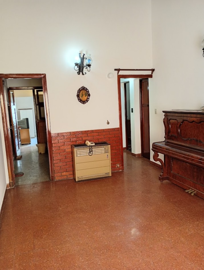 VENTA CASA 5 AMBIENTES EN CIUDAD EVITA