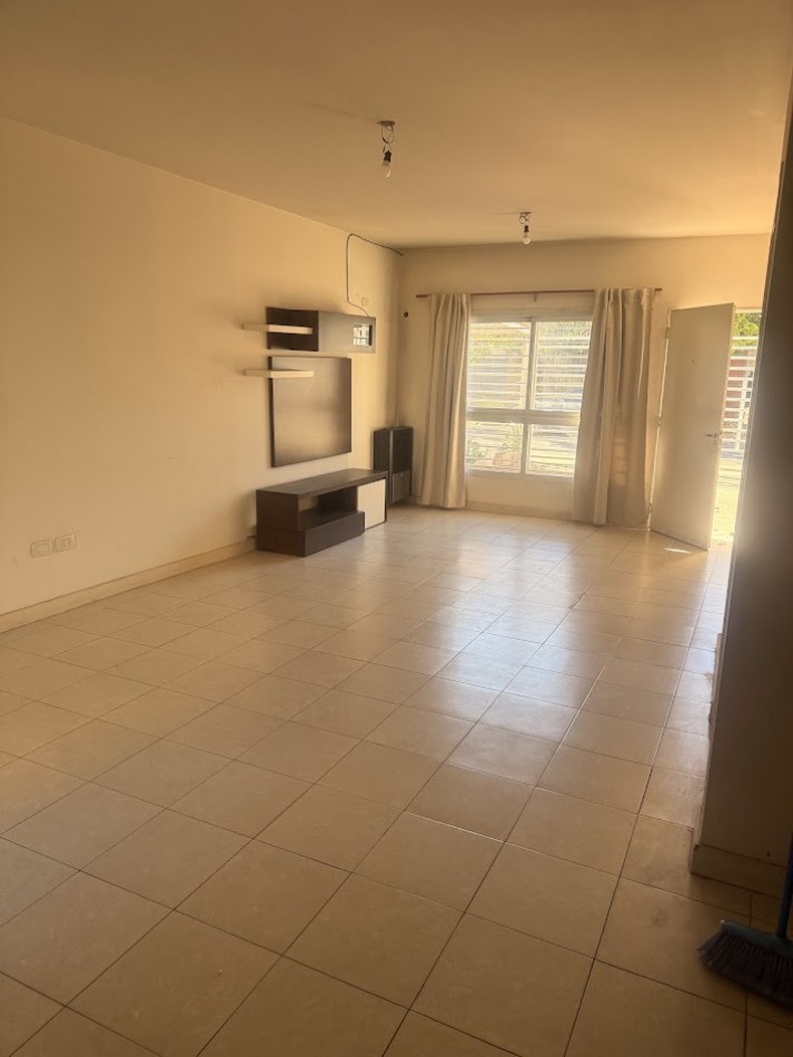 Duplex de 3 Ambientes en Alquiler. Ciudad Evita B°. Procrear