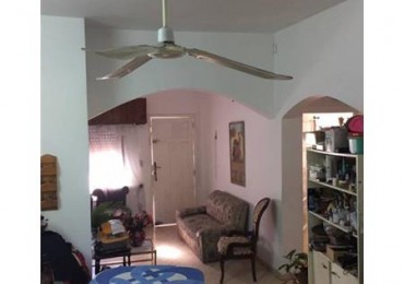 CASA DE  3 AMBIENTES EN VENTA - GONZALEZ CATAN CENTRO