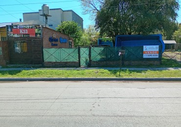 VENTA DE CASA + 2 LOCALES + UN DEPARTAMENTO.  GONZALEZ CATAN. 